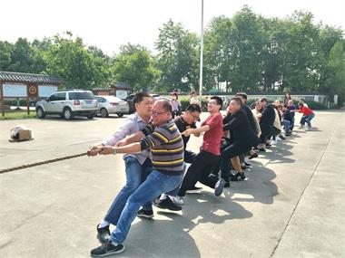 勞動最美、團結(jié)拼搏”拔河比賽