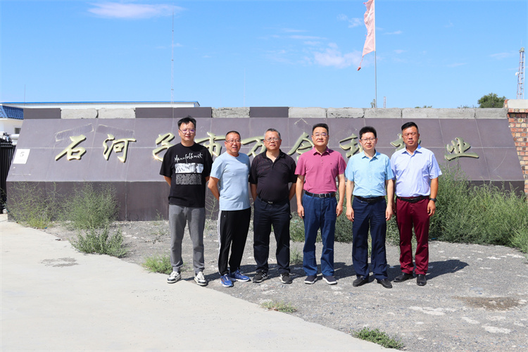 省供銷社黨組副書記、監(jiān)事會主任張強(qiáng)調(diào)研集團(tuán)公司在疆合作企業(yè)