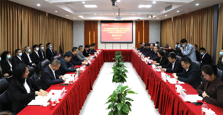 集團(tuán)公司與萬源市人民政府正式簽訂《萬源舊院黑雞產(chǎn)業(yè)“綠色發(fā)展、種業(yè)振興”三年提升行動(dòng)項(xiàng)目投資協(xié)議》